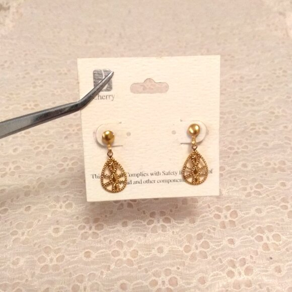Vintage NEW Yellow Gold Tone Dangle Drop Earrings Timeless VTG Jewelry - Picture 2 of 9